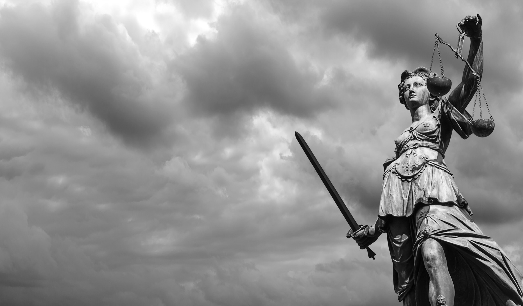 Justitia med våg och svärd